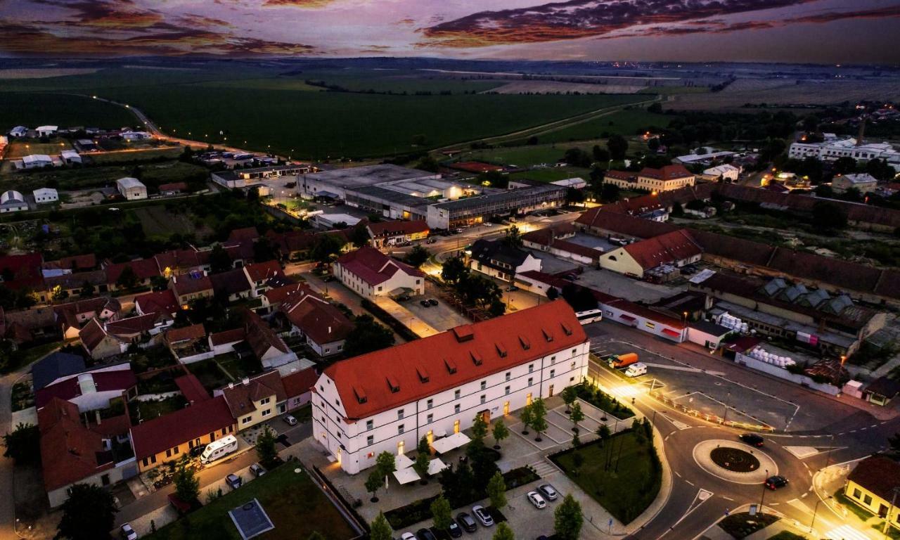 Lotrinsky Hotel Velké Pavlovice Kültér fotó